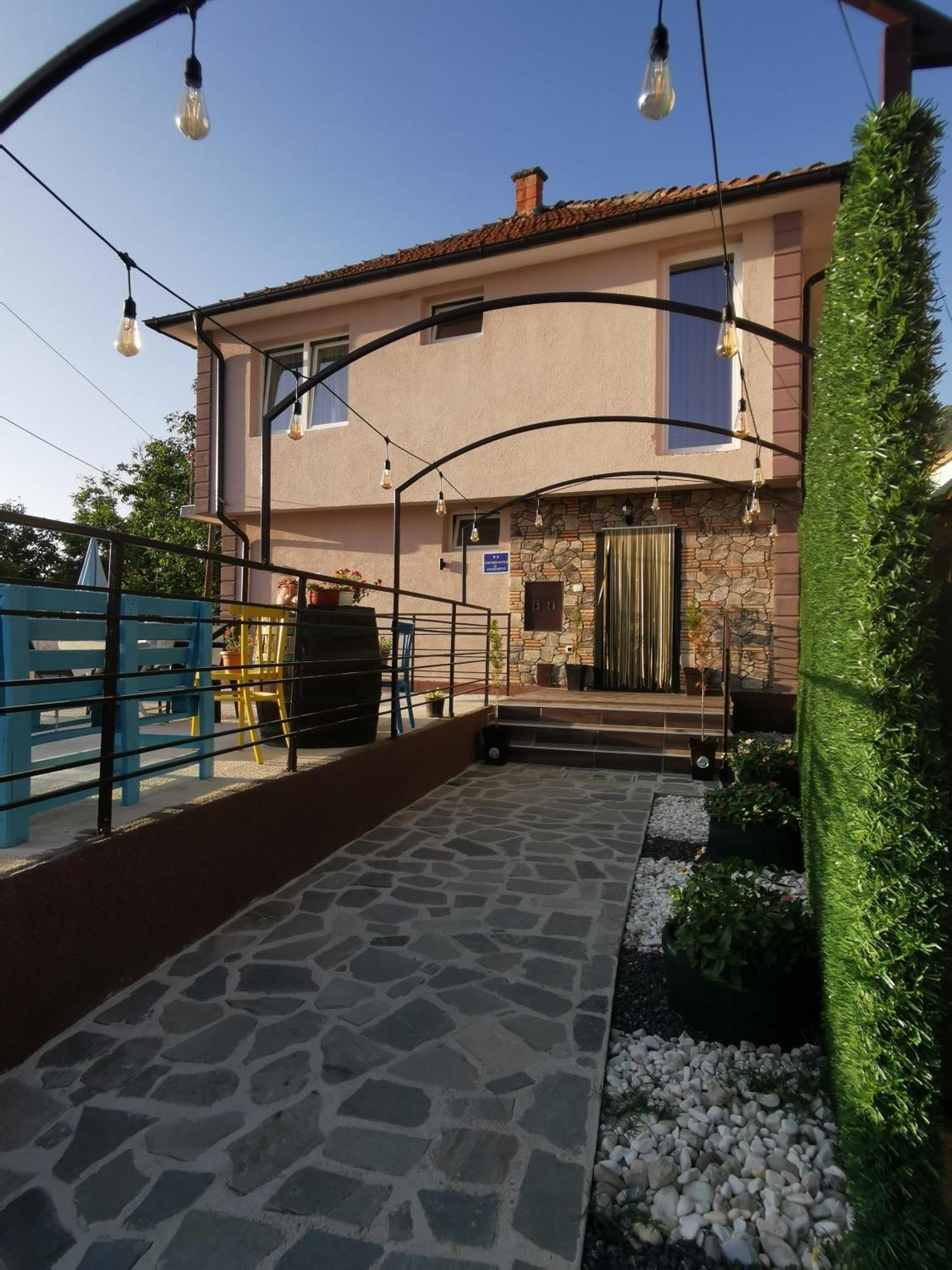 Gopo Guesthouse Elshani Екстериор снимка